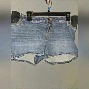 Ingrid and Isabel Womans Maternity Midi Shorts Size 6